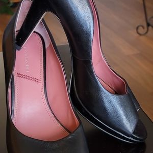 Tahari pumps